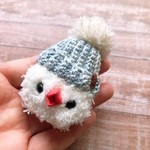 ポンポンニット帽のオシャレ文鳥さんブローチ【ウォッシュブルー】