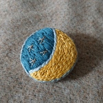 夜空の月ときらきら星の刺繍クルミボタンブローチ