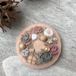刺繍のブローチ クリスマスリース