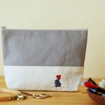 よちよちペンギンの手刺繍ポーチ（グレー）