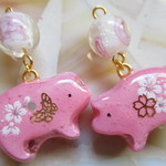 ◇595再販２ 🌸桜色　こぶたと蓄光とんぼ玉のピアス・イヤリング🐖🌸 ※1点物