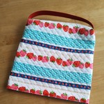 【在庫限り  送料込】33×33〖ずれ防止ゴム２ヵ所付〗🍓いちごボーダー柄🍓防災頭巾カバー