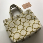 ハンドバッグ ベージュにマスタード刺繍のウールタンバリン✨ミナペルホネン