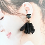 片耳用     ハートレジンとブラックシフォンの2wayイヤリング      レジンアクセサリー