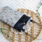 ふかふかスマホポーチ　スマホポシェット　リバティ　ロデン（紺）
