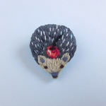 刺繍ブローチ　ハリネズミ