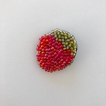 ビーズ刺繍のイチゴブローチ