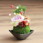 新春！ ミニチュア・アレンジ（苔玉・ピンク・黒器）