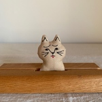 困り顔　猫ブローチ