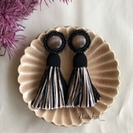 ビーズ刺繍と大ぶりタッセルのイヤーアクセサリー