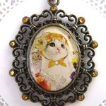 コサージュにゃんこのアンティーク風ロングネックレス