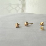 メタリックローズカラーのプチスターピアス