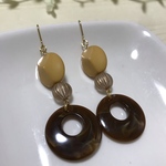 カラシ色ビーズとブラウンチャームのヴィンテージ調大ぶりピアス