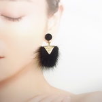 大人っぽいファーのイヤリング