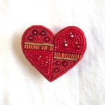 ﾋﾞｰｽﾞ刺繍ﾌﾞﾛｰﾁ ﾊｰﾄ ﾊﾟｯﾁﾜｰｸ 赤