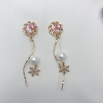 雪の贈り物  ベビーピンクのキラキラピアス