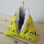 モモンガポーチ(三角型)　黄緑地ネズミと猫柄×グレー　カラビナなし