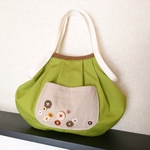 ボタン刺繍のグラニーバッグ