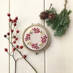 そっと手のひらにに乗せたいコンパクトミラー/ローズヒップリースの刺繍黄葉