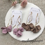 大人気 再入荷 イヤリング可☺︎花びらとラインストーンのピアス