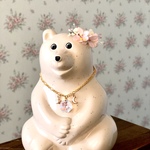 しろくま貯金箱　桜色ふんわり花冠風の耳飾り
