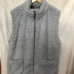 モコモコふわふわグレーのメンズベスト（ご予約済み)