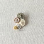 （再販）糸ボタンのミニブローチ（セージ&ホワイト）