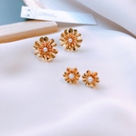 ポイントパールの華花ピアス　小ぶりメタリックゴールド イヤリング