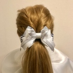 グレーと白の大人可愛いヘアリボン ポニーフック ストライプ柄&サテンリボン