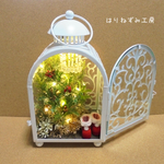シャンデリアと赤いブーツのある風景 in ランタン★冬・クリスマスに★光るミニチュア・ドールハウス・ジオラマ・ランプ・ライト・カンテラ・キャンドルホルダー