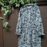 年末年始！半額セール　花柄のシャーリングネックワンピース