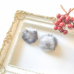 ふわふわファーのピアス グレー クリスマス 冬 金属アレルギー対応 チタン 樹脂ピアス イヤリング 樹脂ノンホール