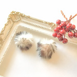 ふわふわファーのピアス ベージュ クリスマス 冬 金属アレルギー対応 チタン 樹脂ピアス イヤリング 樹脂ノンホール