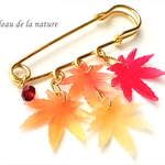 紅葉（もみじ）のカブトピンブローチ