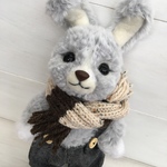 ハンドメイド冬支度のフワフワウサギあみぐるみ着せ替えサロペットSALE