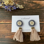 【再販】刺繍とビーズのお花ピアス(イヤリング) ダークグレー
