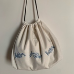 お花刺繍巾着バッグ 青いお花×白