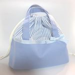 持ち手つきお弁当袋　　水色ストライプ×ステッチリボン