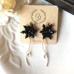 ブラックフラワーと揺れるジルコニアのピアス／イヤリング