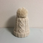 ゆったりめニット帽アルパカ×ラムウールオフホワイトベージュ系ボンボン付+ブローチ