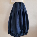 たっぷりプリーツのバルーンスカート（丈８２ｃｍ）ダークネイビー