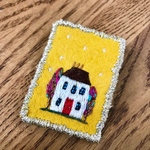 赤いドアのお家刺繍ブローチ♪