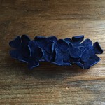 革花のバレッタ  金具7cm　紺