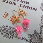 ピンクローズのハートスターシャンデリアピアス