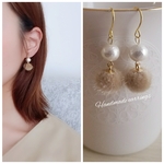 ファーボールピアス　ベージュ&コットンパール　