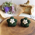 刺繍糸で編んだぷっくりお花の大ぶりピアス-カーキ-
