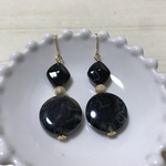 マーブルビーズのシンプルピアス（ブラック）