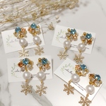 スワロフスキーと雪の結晶ピアス・イヤリング