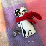 赤いマフラーのぶち猫さん　刺繍ブローチ　バレリーナのねずみさんチャームを持って♪【2019年感謝価格】