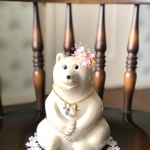 しろくま貯金箱　ストロベリーピンクのあじさいとかすみ草の花かんむり風耳飾り　プリザーブドフラワー